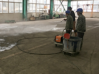 海瑞克隧道设备公司车间地坪起砂处理施工中