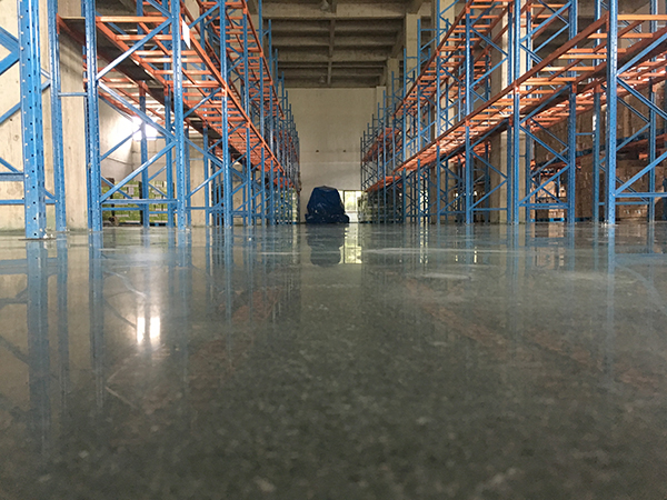解决仓库水泥地面起砂建议金盾混凝土固化剂地坪