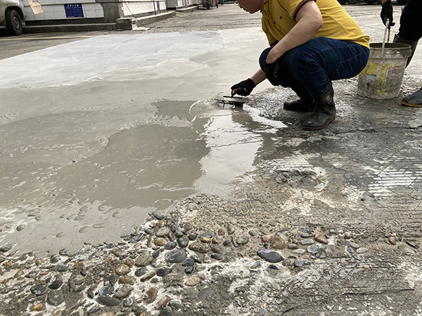 石子裸露的水泥地面怎么修复才好