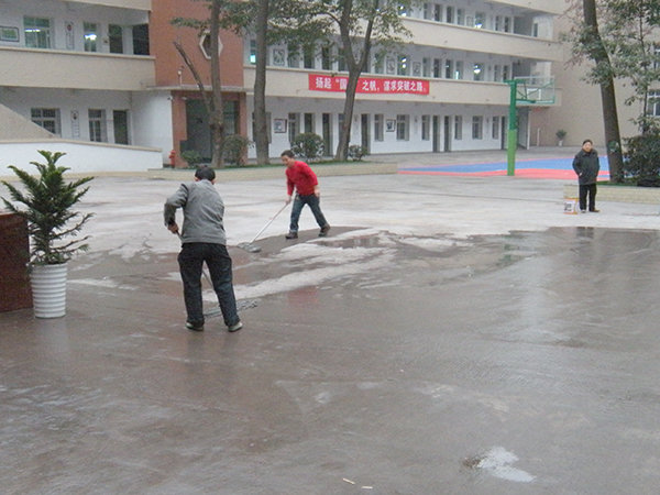 室外水泥地面起沙可以用混凝土固化剂处理吗