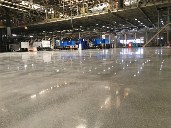 沃尔沃汽车车间固化剂地坪施工：打造工业级品质地面